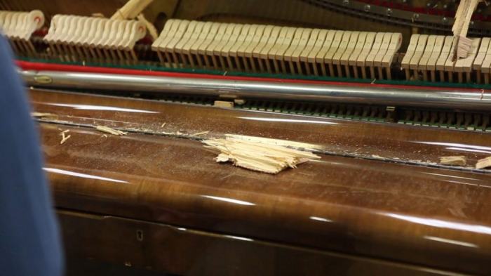 Latifa Echakhch, Partition pour main et masse, 2018. Vidéo 15:17 min (capture vidéo)
© Latifa Echakhch. Courtesy of the artist and kamel mennour, Paris/London.